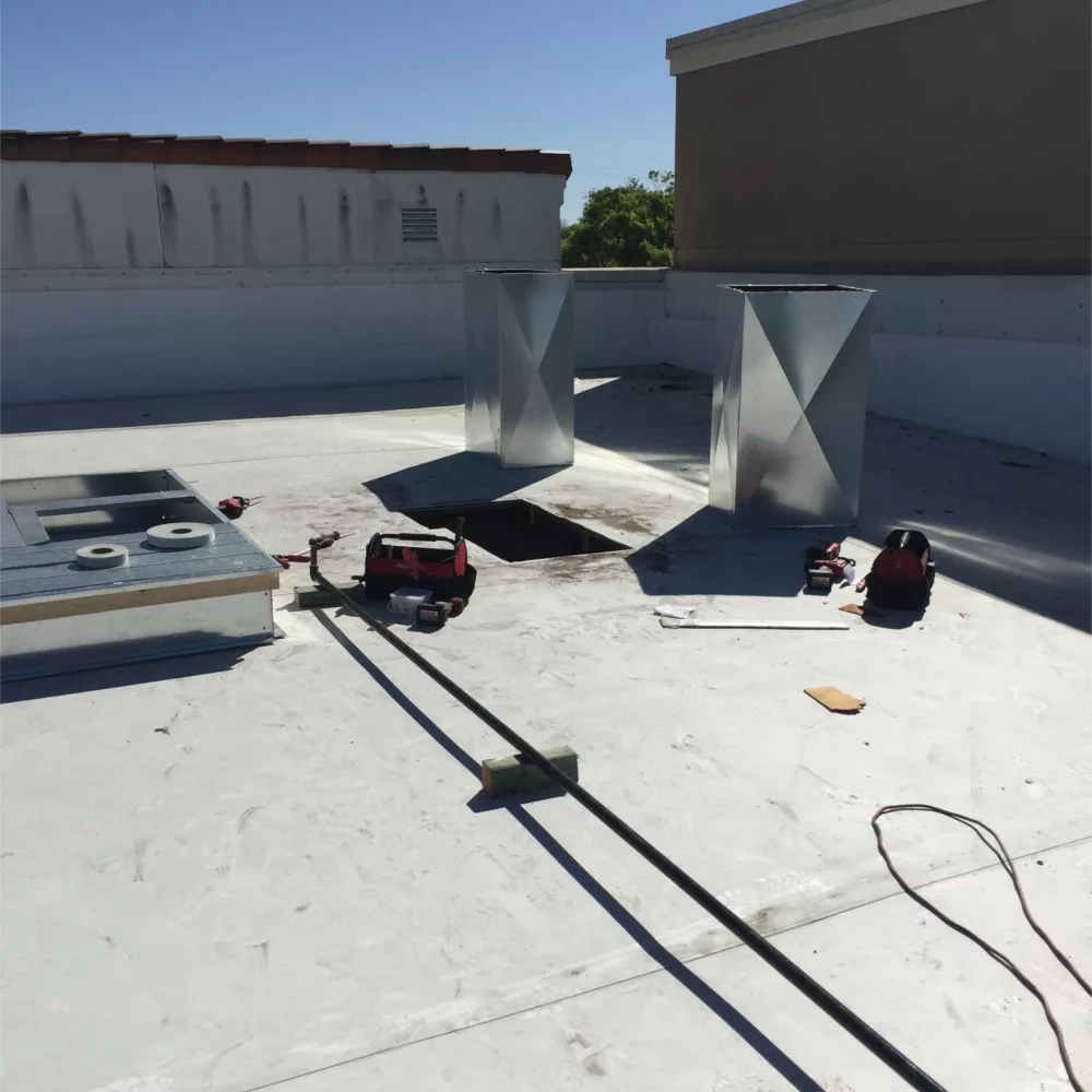 Commercial rooftop HVAC heat pump unit serviced by Alpha Mechanical in Sacramento